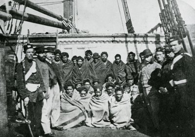Maori rabok egy börtöntömb fedélzetén Wellington kikötőjében, 1866 alkotó: English Photographer