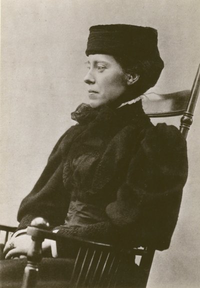 Mary Kingsley, portré, ülő, kalapban (f/w fotó) alkotó: English Photographer