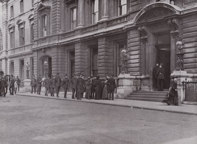 A Fővárosi Rendőrök szolgálatot teljesítenek a Bow Streeten alkotó: English Photographer