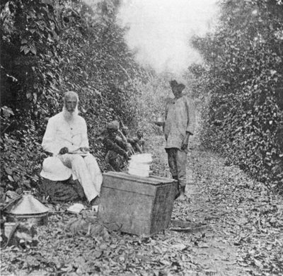 Déli megállás a menetben, az afrikai nap alatt; Afrikai nap alatt; az ugandai őshonos versenyek, sportkalandok és egyéb élmények leírása, William John Ansorge, 1899 (bw phot alkotó: English Photographer