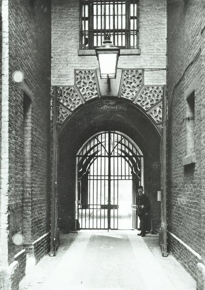 Millbank börtön: fő átjáró, Warden Barnard az ajtóban, 1885 alkotó: English Photographer