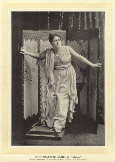 Miss Beatrice Lamb, Niobében alkotó: English Photographer