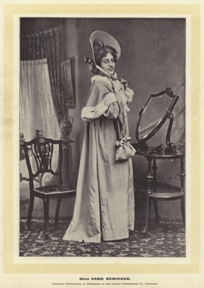 Miss Esme Beringer alkotó: English Photographer