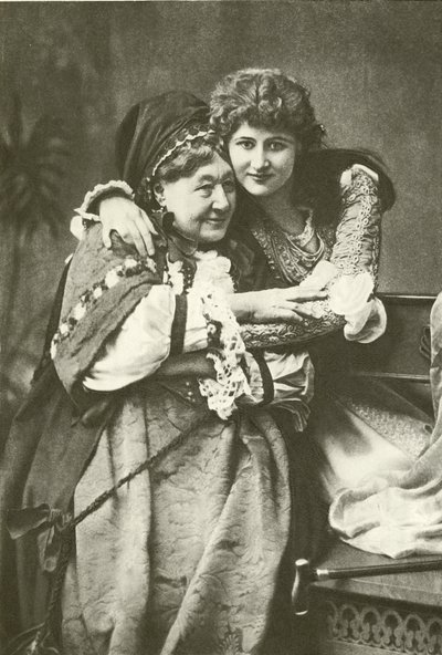 Miss Mary Anderson és Mrs Stirling mint Júlia és a nővér (mélynyomás) alkotó: English Photographer
