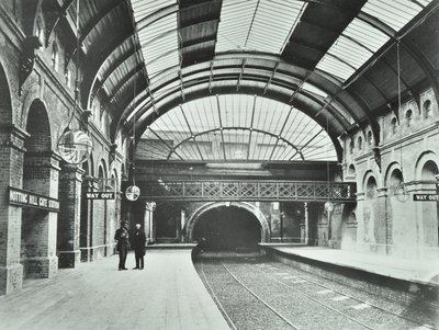Notting Hill Gate metróállomás: kilátás a peronokra és a pályára, 1868 alkotó: English Photographer