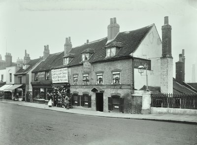 Old Bull, Wandsworth High Street, 1897 alkotó: English Photographer