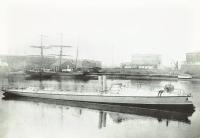 A portugál kormány számára épített három torpedócsónak egyike, London, 1881 alkotó: English Photographer