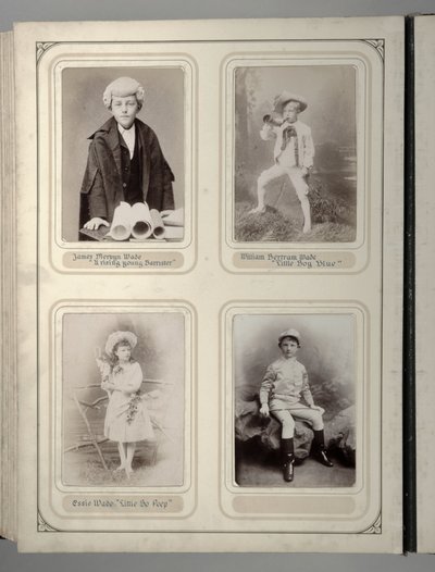 Oldal a Leeds-i Fiatalkori Jelmezbál emlékalbumából alkotó: English Photographer