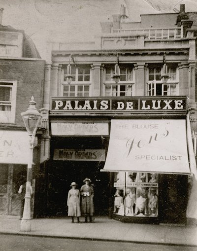 Luxus Palota, High Street, Bromley alkotó: English Photographer