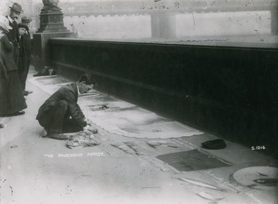 Az emberek nézik, ahogy egy járdaművész krétával rajzol a járdára alkotó: English Photographer