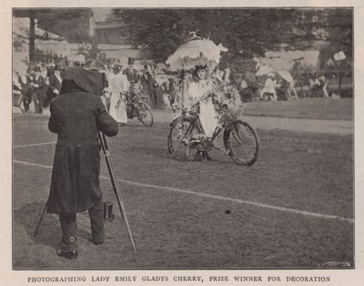 Lady Emily Gladys Cherry fotózása, a dekoráció díjazottja alkotó: English Photographer