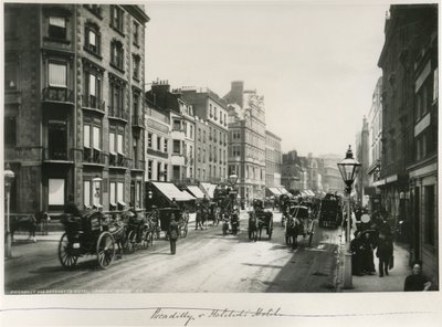 Piccadilly és Hatchett Hotel, London, 1887 körül (albumnyomat) alkotó: English Photographer