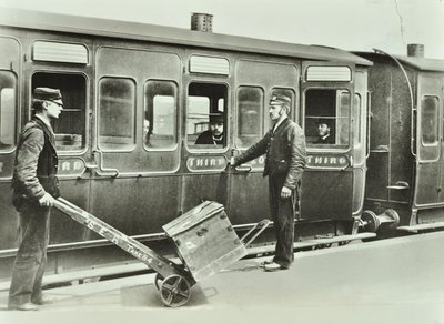 Porterek a vasútállomáson, 1885 alkotó: English Photographer