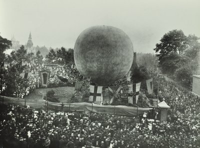 Nyárfa szabadidőpark: tömegek néznek egy hőlégballont, 1892 alkotó: English Photographer