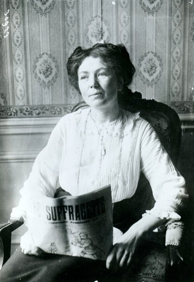 Christabel Pankhurst portréja, aki a szüfrazsett egy példányát olvassa 1905 körül alkotó: English Photographer