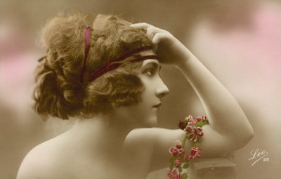 Fiatal nő portréja (színes fénykép) alkotó: English Photographer