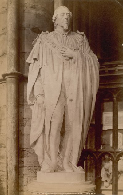 Képeslap Benjamin Disraeli szobrának képével alkotó: English Photographer