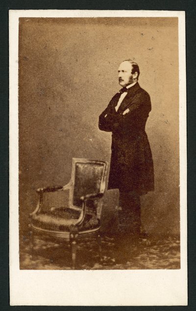 Albert herceg egy szék mögött áll (f/w fotó) alkotó: English Photographer