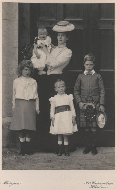 Alexandra hercegnő a képen négy gyermekével alkotó: English Photographer