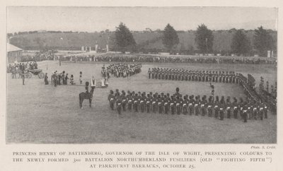 Henrik Battenberg hercegnő, Wight-sziget kormányzója színeket mutat be az újonnan alakult 3. zászlóaljnak, a Northumberland Fusiliersnek (Old Fighting Fifth) a Parkhurst laktanyában, október 25-én (bw ph) alkotó: English Photographer