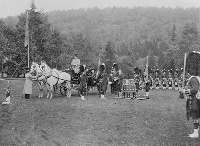 Viktória királynő színeket mutat be a Cameron Highlandersnek, 1873 alkotó: English Photographer