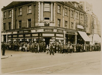 Charlie Chaplin sora a The Kid at The Majesticben, High Street, Clapham, 1921 körül alkotó: English Photographer