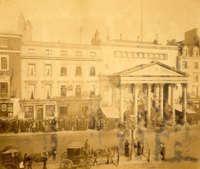 Sorbaállás a Haymarketben 1895-ben a Trilby első estéjén Tree főszereplésével alkotó: English Photographer