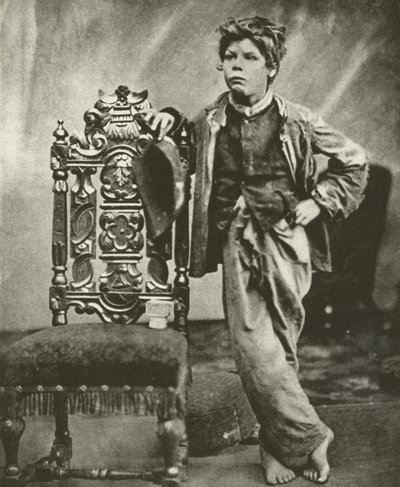 Rongyos iskolás fiú 1860-ban (f/w fotó) alkotó: English Photographer