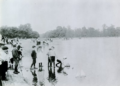 Round Pond, Kensington Gardens alkotó: English Photographer