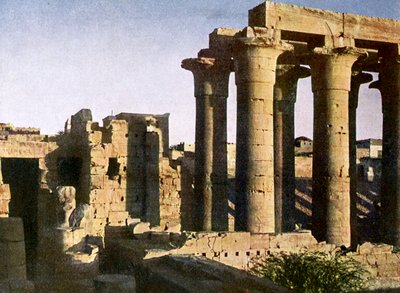Az egyiptomi Luxor-templom karzatának romjai. alkotó: English Photographer
