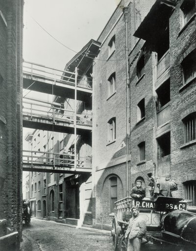 Shad Thames, London, 1890 alkotó: English Photographer