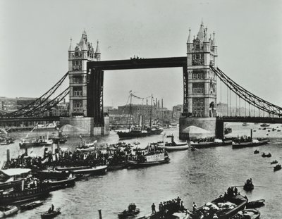 Hajók haladnak el a Tower Bridge alatt, 1894 alkotó: English Photographer