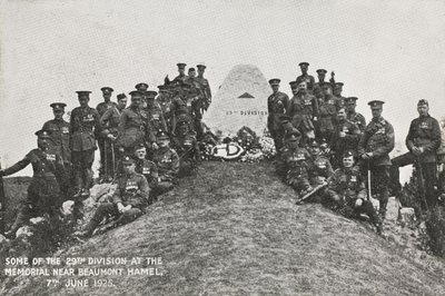 A 29. hadosztály egy része a Beaumont Hamel melletti emlékműnél, 1925. június 7. alkotó: English Photographer