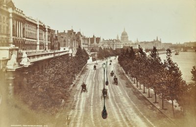 Somerset House, Victoria Embankment, Westminster LB: a Waterloo hídtól északra nézve, 1895 alkotó: English Photographer