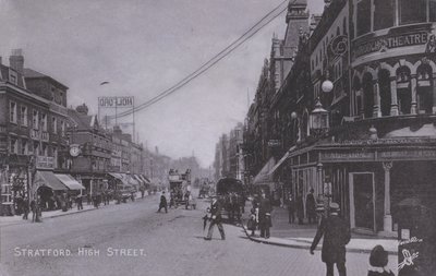 Stratford, High Street, a Borough Színházzal (f/w fotó) alkotó: English Photographer