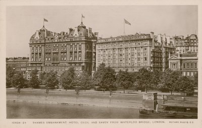 Thames Embankment Hotel Cecil és Savoy a londoni Waterloo hídról alkotó: English Photographer