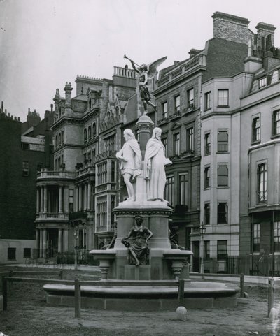 A Brown Fountain, Park Lane, London alkotó: English Photographer