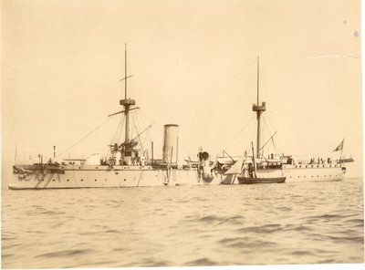 A "Chih Yuan" a déli partnál horgonyzott Hove-nál, a helyi lugger mellett, 1886 körül alkotó: English Photographer