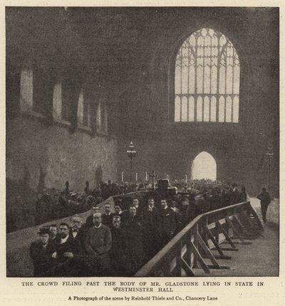 A tömeg benyújtja Mr. Gladstone holttestét, aki államban fekszik a Westminster Hallban alkotó: English Photographer