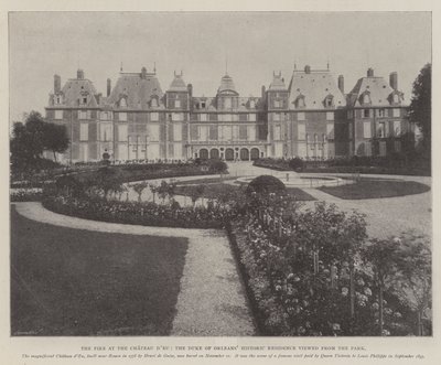 A tűz a Chateau dEu-ban, az Orleans-i herceg történelmi rezidenciája a parkból nézve alkotó: English Photographer