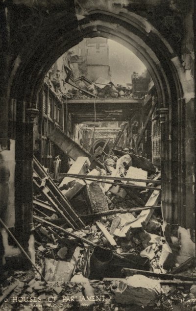 A londoni parlament háza bombakárosulással a második világháború alatt (f/w fotó) alkotó: English Photographer