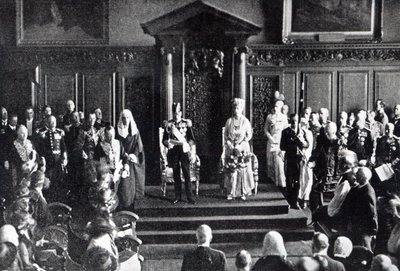 A király békéért folyamodik Írország népéhez a Városházán, illusztráció a „The Queen” című filmből, 1921. július 2. alkotó: English Photographer