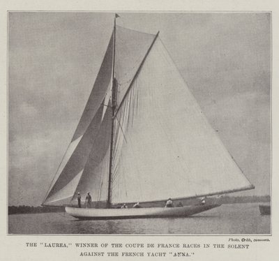 A Laurea, a Coupe de France Races győztese a Solentben a francia Anna Yacht ellen alkotó: English Photographer
