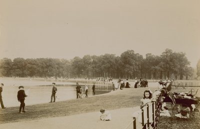 The Serpentine, Hyde Park, London alkotó: English Photographer