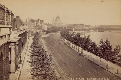 The Thames Embankment, London alkotó: English Photographer