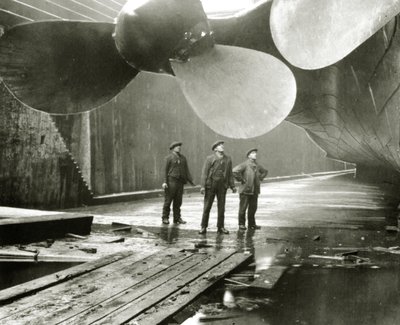 A Titanic propellerei a Thompson Graving Dock-ban, Harland & Wolff, Belfast, Írország, 1910-11 alkotó: English Photographer