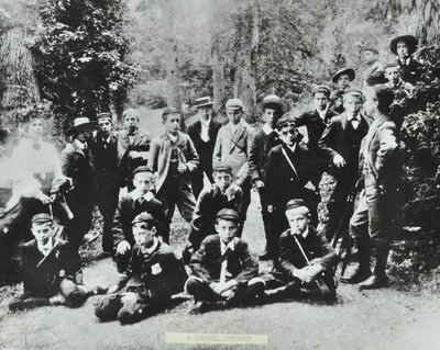 Az első London School Board iskolai utazás. A peckhami Bell Road Higher Grade School gyermekei meglátogatnak egy kőtelepet a Forest of Deanben, 1896 alkotó: English Photographer