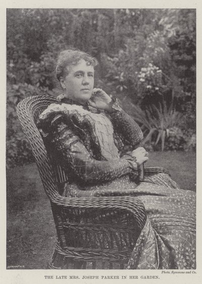 A néhai Mrs. Joseph Parker a kertjében alkotó: English Photographer