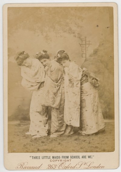 Három kislány az iskolából mi vagyunk alkotó: English Photographer