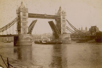 Tower Bridge, London alkotó: English Photographer